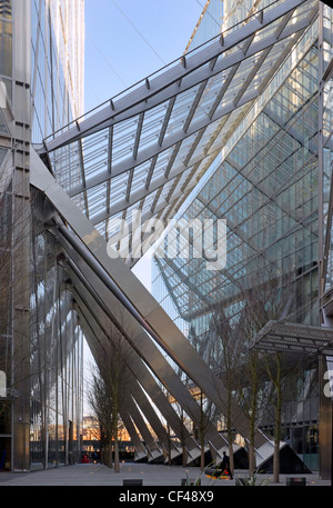 Broadgate Tower Atrium, das den Turm mit 201 Bishopsgate, gesehen von Primrose Street vor Liverpool Street Bahnhof verbindet. Stockfoto