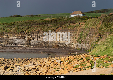 Geprägt durch seinen fossilen reiche Schiefer-Betten, liegt die w zwischen den weißen Kreidefelsen der Bucht und Lulworth Kimmeridge Bay Stockfoto