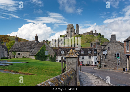 Corfe Castle kommandierte eine Lücke in der Purbeck Hügel mit Blick auf das Bankes Arms Hotel, ist jetzt eine imposante Ruine und eine beliebte tour Stockfoto