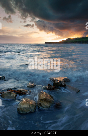 Stürmischer Abend im Kimmeridge Bay. Stockfoto