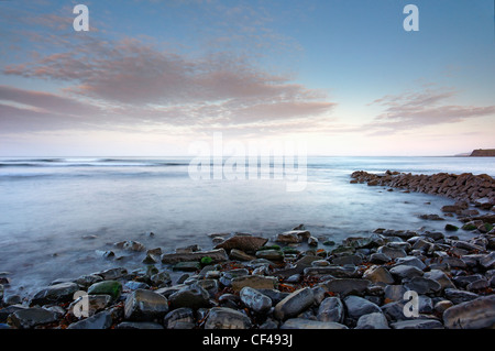 Wellen auf die große Welle-Schnitt leisten, (bekannt als die Wohnungen) im Kimmeridge Bay bei Tagesanbruch. Stockfoto