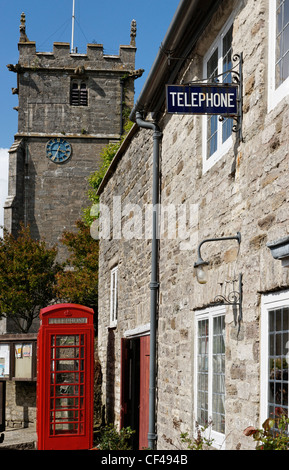 Altes Telefon Zeichen und Box in Corfe Castle. Stockfoto