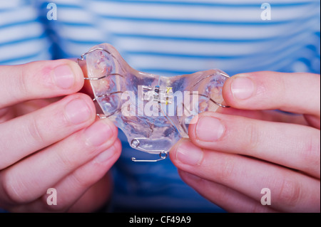 Ein 12 Jahre alter Junge mit seinem dental Klammer für seine Zähne in England, Großbritannien, Vereinigtes Königreich Stockfoto