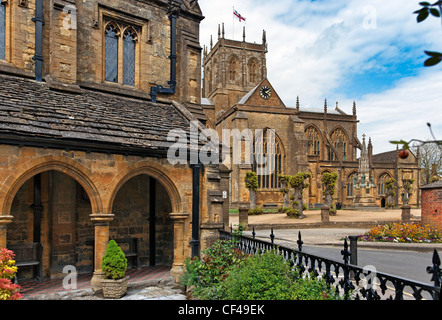 Abtei von St Mary the Virgin in Sherborne in Dorset, in der Regel genannt Sherborne Abbey. Das Armenhaus des Johanniterordens ist im le Stockfoto
