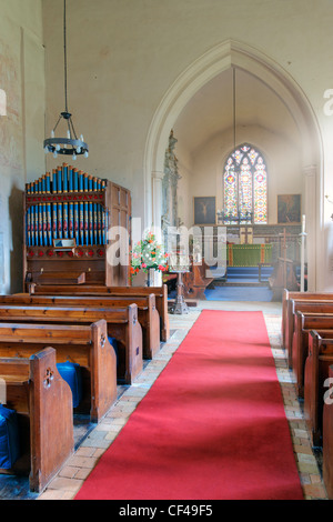 Der Gang und die Kirchenbänke in St Mary the Virgin. Die Kirche ist Heimat einer Reihe von herausragenden mittelalterlichen Wandmalereien aus dem Stockfoto