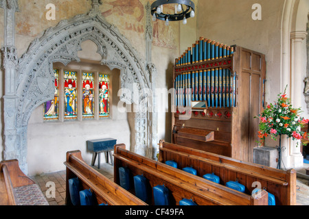 Glasmalerei-Fenster und Kirche Orgel in St Mary the Virgin. Die Kirche ist Heimat einer Reihe von herausragenden mittelalterlichen Stadtmauer p Stockfoto