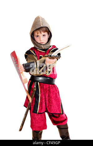 Junge mit Karnevalskostüm. Der kleine kämpfende Ritter mit polnischen Wappen auf dem Schild. Stockfoto