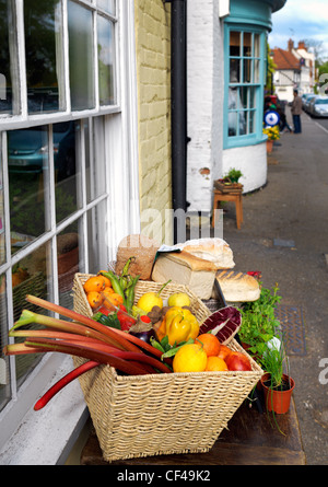 Obst und Brot auf dem Display in Dedham High Street. Stockfoto