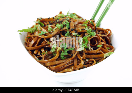 Schüssel mit Udon-Nudeln, isoliert auf weiss Stockfoto