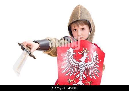 Junge mit Karnevalskostüm. Der kleine kämpfende Ritter mit polnischen Wappen auf dem Schild. Stockfoto