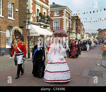 Menschen paradieren durch Rochester in viktorianischen Kostüme bei den Dickens Festival 2010. Stockfoto