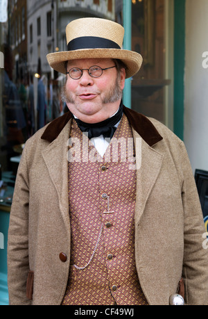 Ein Mann gekleidet in viktorianische Kleidung auf dem Dickens-Festival in Rochester. Stockfoto