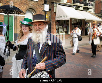 Menschen in viktorianischen Kostümen paradieren in den Straßen von Rochester bei den Dickens Festival 2010 gekleidet. Stockfoto