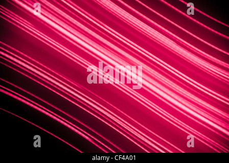 Lichtlinien rosa Streifen auf schwarzem Hintergrund Stockfoto