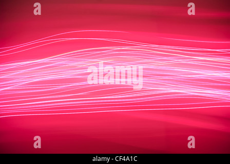 Lichtlinien rosa Streifen auf rotem Grund Stockfoto