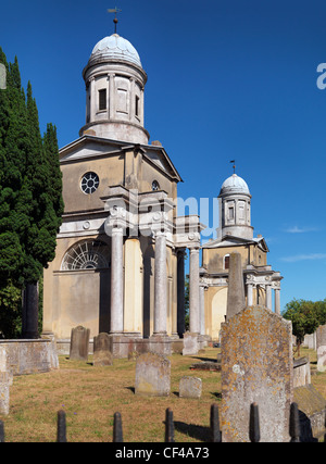 Mistley Türme stehen an beiden Enden des jetzt demoliert Kirche St. Mary the Virgin. Die Türme wurden von Robert Ad entworfen. Stockfoto