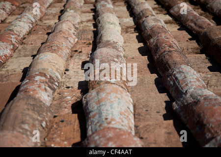Alte Dachziegel hergestellt aus Ton (Lehm) in der Toskana, Italien. Stockfoto