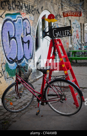 Fahrrad und Graffiti im Stadtteil "Christiana" in Kopenhagen, Dänemark, Skandinavien, Nordeuropa, Ostsee, EU Stockfoto