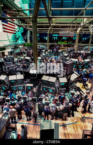 New York Stock Exchange, Innenraum. Hochwinkelblick auf überfüllte Stockwerke mit Händlern, Weitwinkel, New york aus den 1980er Jahren Stockfoto