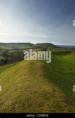 Wälle auf Cadbury Castle Festung mit Blick auf Parrock Hill. Somerset. England. VEREINIGTES KÖNIGREICH. Stockfoto