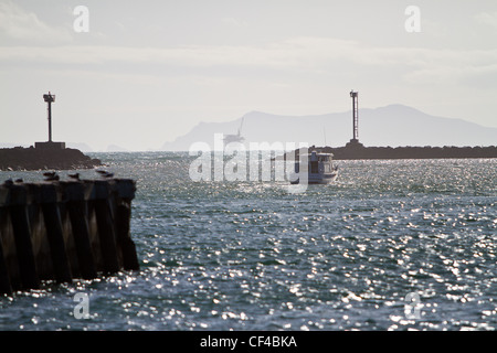 Ein Boot verlassen Channel Island Harbor in Oxnard Kalifornien Santa Cruz Insel eines der Kanalinseln und eine Bohrinsel Stockfoto