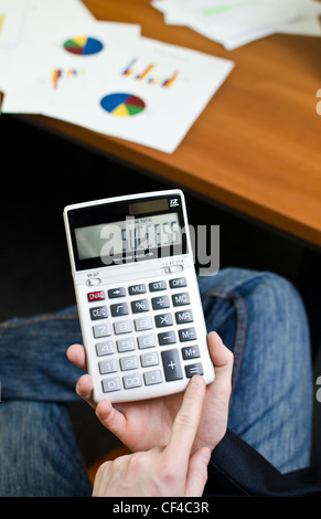 Taschenrechner mit Erfolg Wort darauf holded anzeigen, indem Sie Bussinessman in seinem Büro Stockfoto
