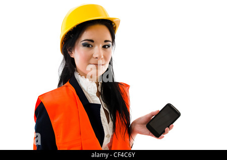 Junge Frau im gelben Helm holding smartphone Stockfoto