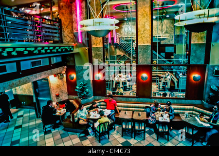 New York City, NY - USA - People Sharing Meals, Interior Fast Food Restaurant (in der Nähe der Wall Street,) allgemeine Ansicht von mcdonalds Stockfoto