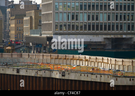 Sicht auf die Baustelle für das geplante Einkaufszentrum Westfield mit Arndale House im Hintergrund, Bradford City Centre. Stockfoto