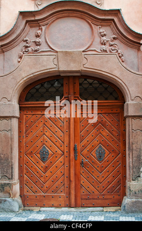 Massive Holztür ist Bild in Prag aufgenommen. Stockfoto