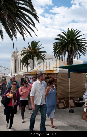 Samstag Markt Handwerk auf der Esplanade am St Kilda, am Palais Theater hinter. Stockfoto