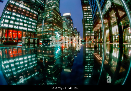 New York, NY, USA - Weitwinkelblick, niedriger Winkel, Blick nach oben, Stadtlandschaft, Gebäude am Park Avenue Financial District, Nacht, Fischaugeneffekt. 1980er Jahre, Büro-Nachtbeleuchtung spät Stockfoto