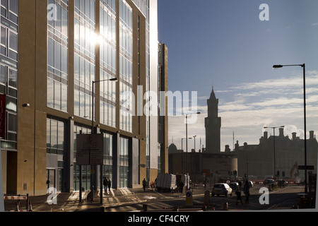 Der Jury Inn Hotel mit Bradford Rathaus im Hintergrund, Thornton Road, Bradford City Centre. Stockfoto