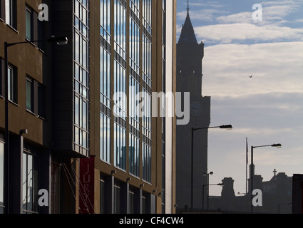 Der Jury Inn Hotel mit Bradford Rathaus im Hintergrund, Thornton Road, Bradford City Centre. Stockfoto