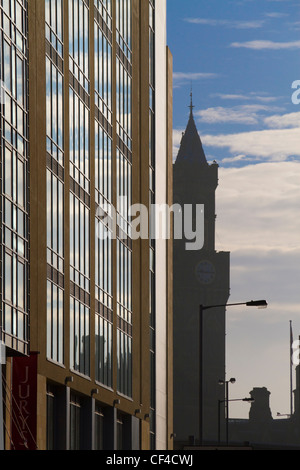 Der Jury Inn Hotel mit Bradford Rathaus im Hintergrund, Thornton Road, Bradford City Centre. Stockfoto