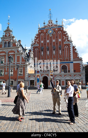 Menschen auf einer Tour von Riga außerhalb St. Peterskirche. Stockfoto