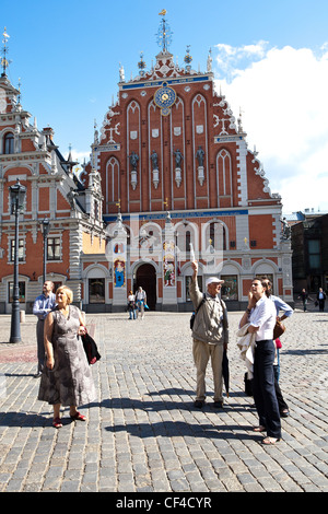 Menschen auf einer Tour von Riga außerhalb St. Peterskirche. Stockfoto