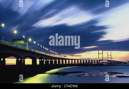 Die zweite Severn Brücke über den Fluss Severn zwischen England und Wales in der Abenddämmerung von Redwick gesehen. Stockfoto