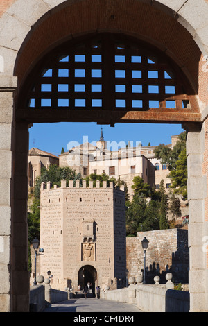 Toledo, Provinz Toledo, Castilla-La Mancha, Spanien. Die Alcantara Brücke über den Tejo. Stockfoto