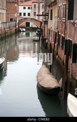 Gondel festgemacht an einem Kanal in Venedig, Italien Stockfoto