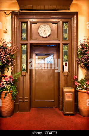 alte Vintage Aufzugstür in der lobby Stockfoto