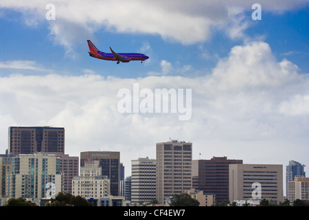 Flugzeug über der Skyline von San Diego im Endanflug auf Lindbergh Field-San Diego, Kalifornien, USA. Stockfoto