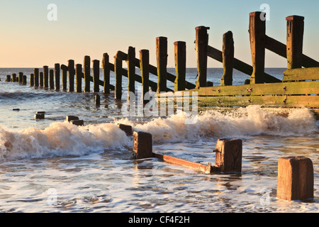 Getragen Beiträge platziert in den Sand zu Spurn Point in einem Versuch, die Küste vom Meer zu verteidigen. Stockfoto