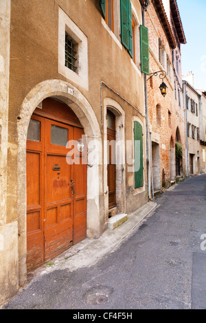 Alte Türen in einer Seitenstraße in der Altstadt von Cahors, Midi-Pyrenäen, Frankreich. Stockfoto