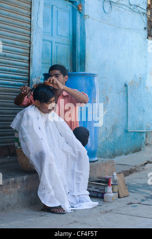 Straße Friseur Besuch ein Kunden - Mumbai, Indien Stockfoto