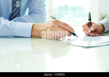 Zwei Geschäftspartner Signieren eines Dokuments Stockfoto