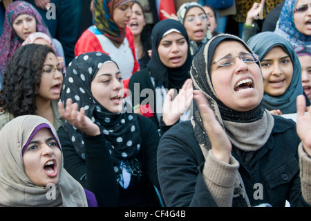 Frauen protestieren, skandierten pro-revolutionäre Lieder, 25. Januar 2012, Tahrir-Platz, 1. Jahrestag ägyptische Revolution-Kairo Stockfoto