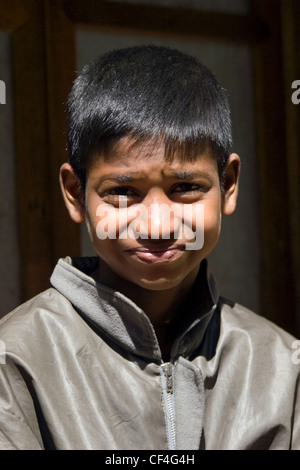 Ein junger muslimischer Flüchtling Junge sitzt in seinem Haus im ländlichen Dorf von Ban Mae Sam Lab, Nord-Thailand. Stockfoto