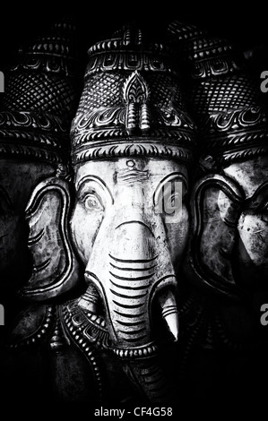 Hinduistische Elefantengott, Lord Ganesha. Der Spitze drei hölzerne Statue der hindu-Tempel. Monochrom Stockfoto