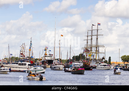 Sail Amsterdam 2010 - IJmuiden, Niederlande - 19. August 2010: Sail 2010 Veranstaltung beginnt mit der spektakulären Segel-in-Parade. Stockfoto